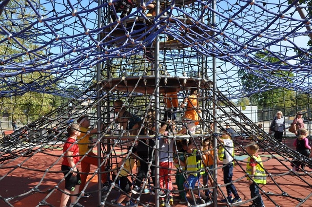 dzieci bawiące się na piramidzie linowej