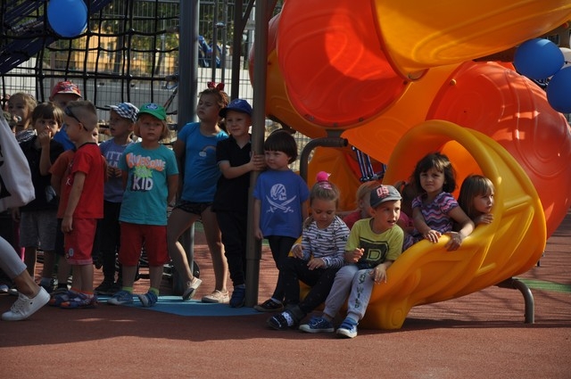 dzieci bawiące się na nowoutworzonym placu zabaw