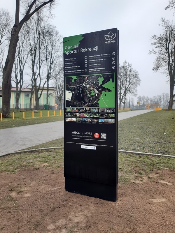 tablica turystyczna ustawiona na placu Ośrodka Sportu i Rekreacji w Hajnówce, na tablicy widoczna jest mapa