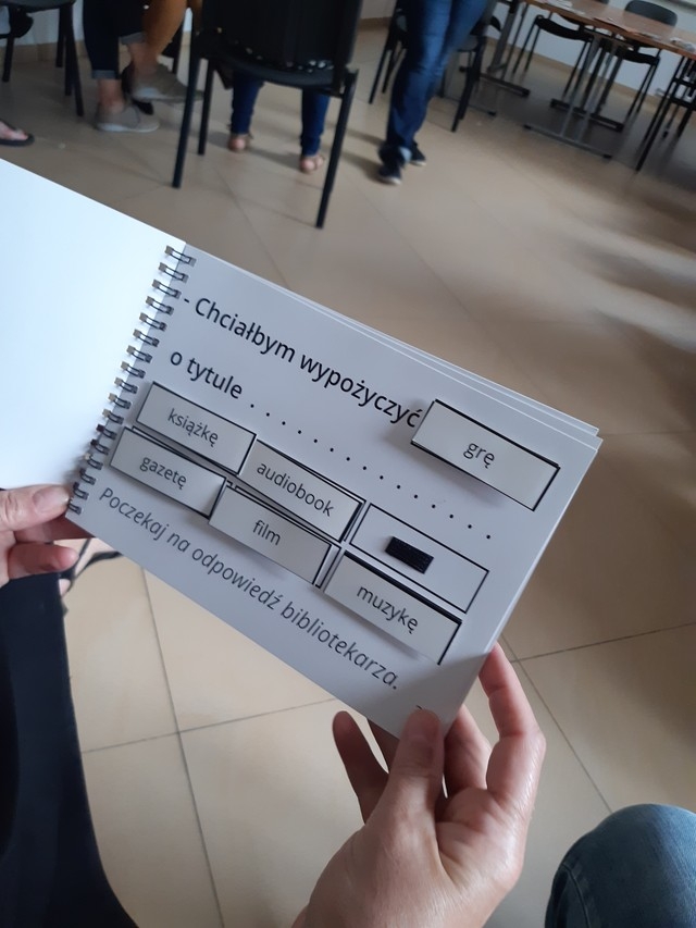 uczestnik szkolenia trzymający w rękach publikację
