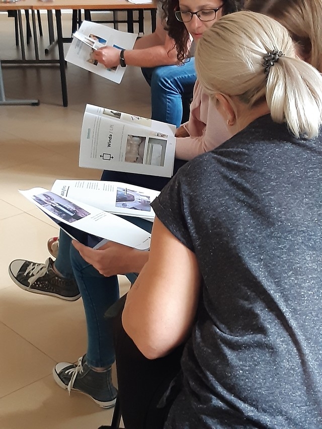 uczestnik szkolenia trzymający w rękach i przegladający publikacje