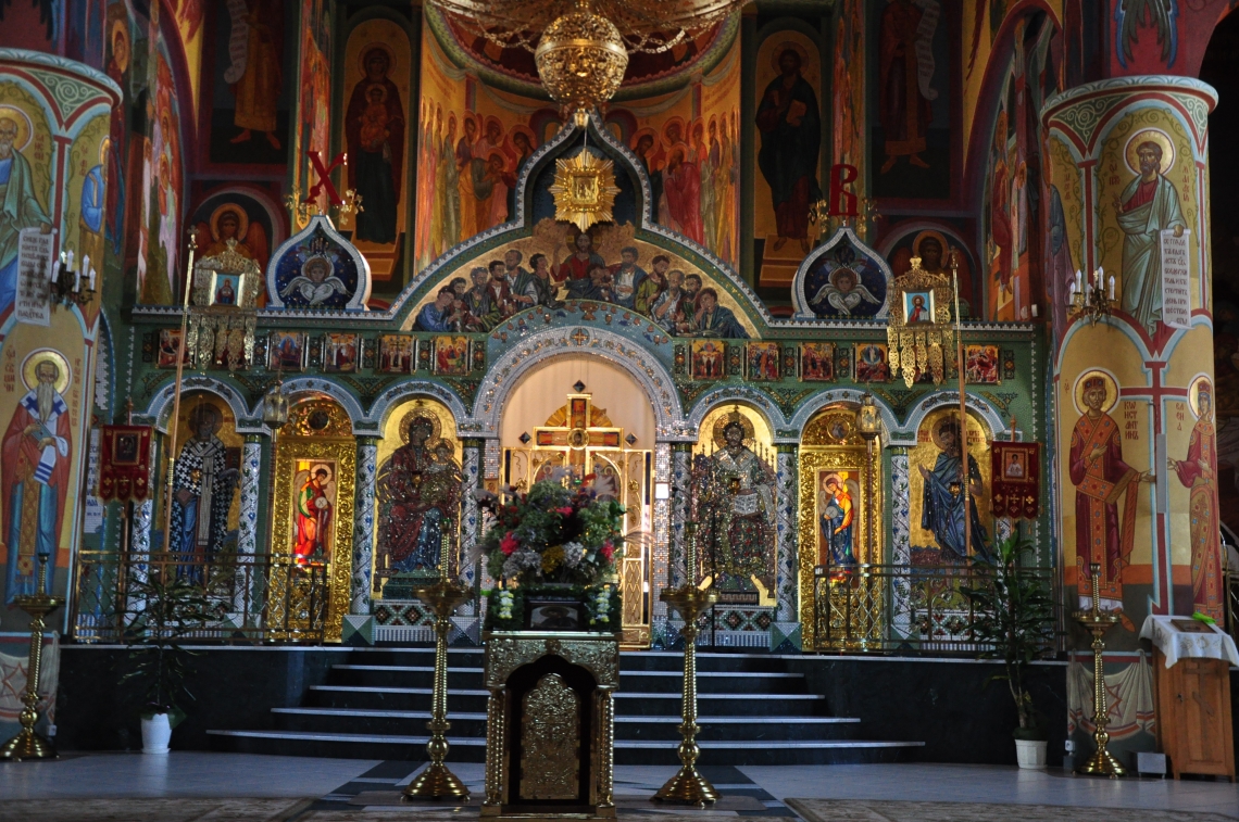 wnętrze cerkwi; na środku stoi anałoj z leżącą na nim ikoną, po obu jego stronach stoją świczniki; na wprost widoczny jest ikonostas; w centralnym jego punkcie znajdują się ozłacane Carskie Wrota, z lewej i prawnej strony od nich umiejscowione są ikony ze świętymi