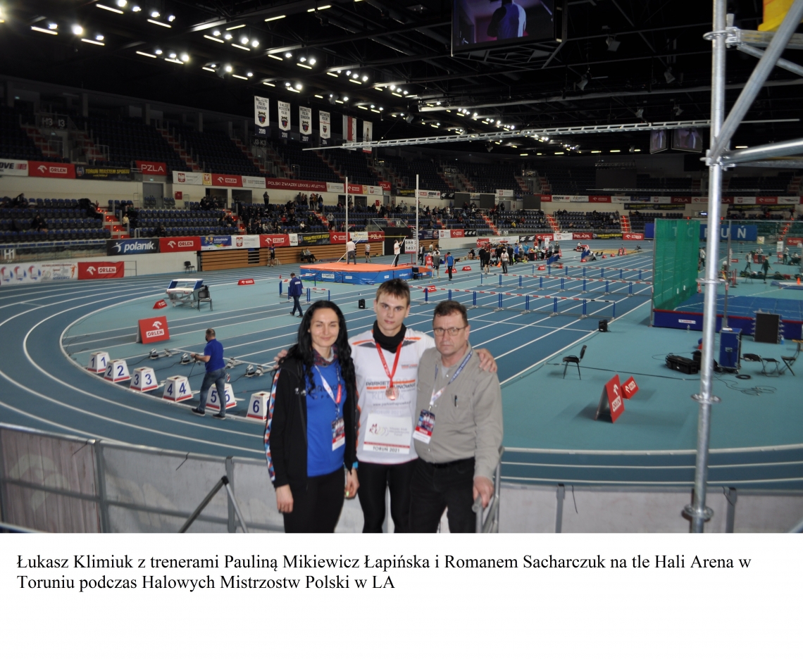 Łukasz Klimiuk z trenerami: Pauliną Mikiewicz-Łapińską i Romanem Sacharczukiem na tle Hali Arena w Toruniu podczas Halowych Mistrzostw Polski w LA
