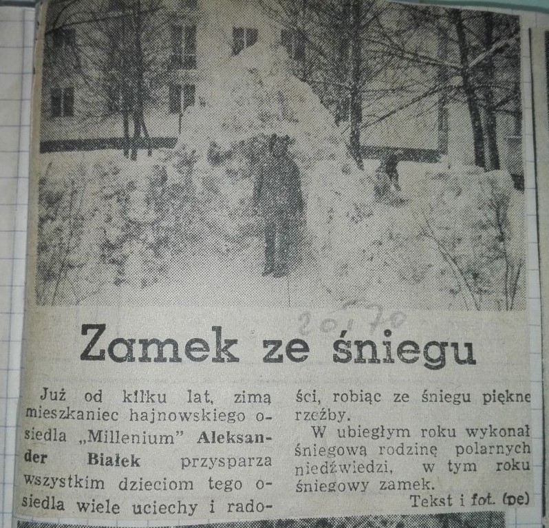 Fotografia wyciętego z gazety artykułu. Na górze zdjęcie dziecka na tle zamku ze śniegu, poniżej tekst artykułu.