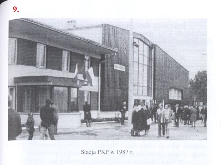 Stacja PKP w 1987 r. [tekst alternatywny: skan czarno-białego zdjęcia, na którym widoczni są podróżujący, stojący na peronie przed wejściem do budynku dworca]