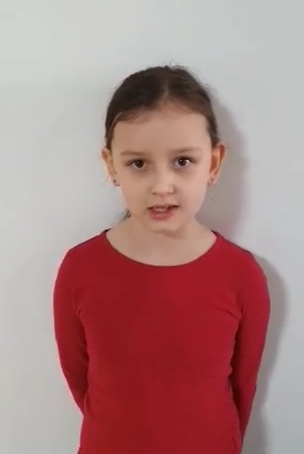 Zdjęcie przedstawia dzieci w trakcie recytacji wybranego wiersza logopedycznego