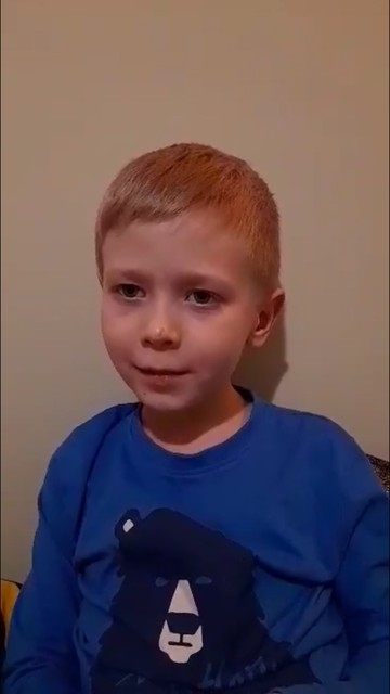 Zdjęcie przedstawia dzieci w trakcie recytacji wybranego wiersza logopedycznego