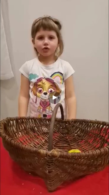 Zdjęcie przedstawia dzieci w trakcie recytacji wybranego wiersza logopedycznego