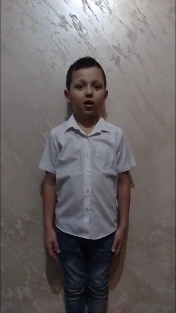 Zdjęcie przedstawia dzieci w trakcie recytacji wybranego wiersza logopedycznego