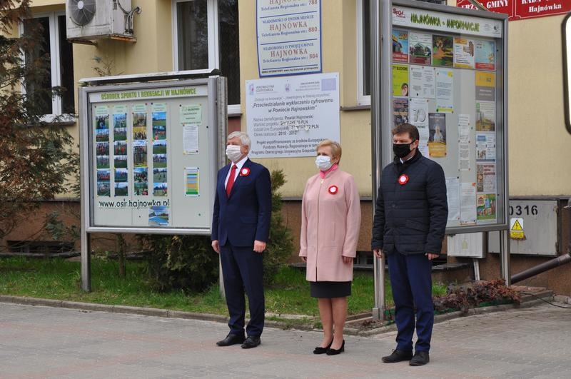 Delegacja władz samorządowych przez Urzędem Miasta