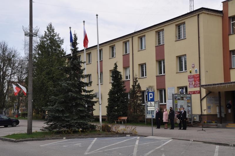 Delegacja władz samorządowych przez Urzędem Miasta