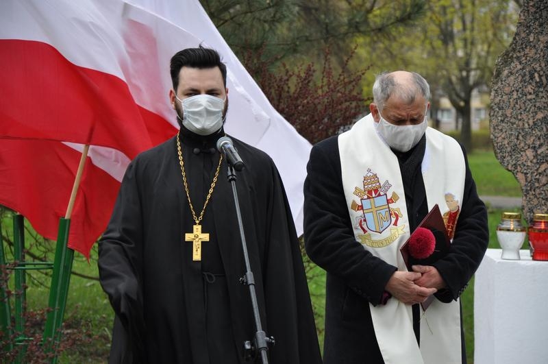 Duchowni odmawiający modlitwę.