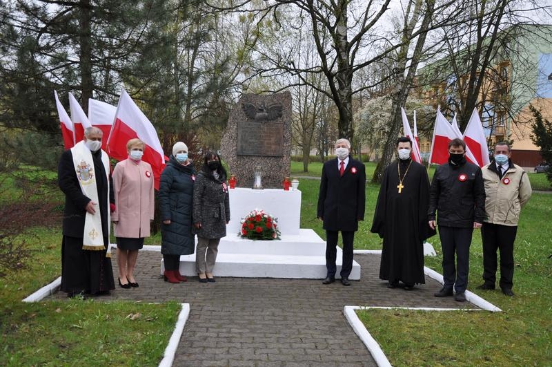 Delegacja samorządowców przy obelisku.