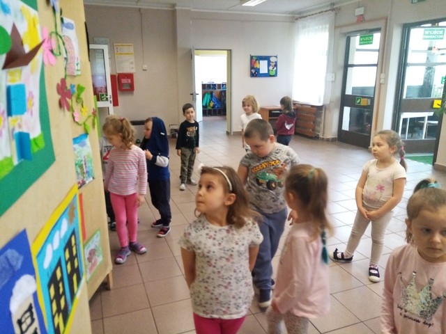 Zdjęcia przedstawiają galerię prac plastycznych, wyeksponowanych na tablicach w holu budynku B Przedszkola nr 5 w Hajnówce.