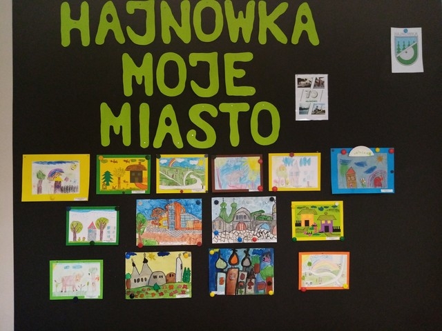 Zdjęcia przedstawiają galerię prac plastycznych, wyeksponowanych na tablicach w holu budynku B Przedszkola nr 5 w Hajnówce.