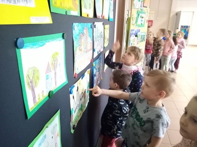 Zdjęcia przedstawiają galerię prac plastycznych, wyeksponowanych na tablicach w holu budynku B Przedszkola nr 5 w Hajnówce.