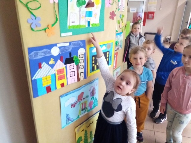 Zdjęcia przedstawiają galerię prac plastycznych, wyeksponowanych na tablicach w holu budynku B Przedszkola nr 5 w Hajnówce.