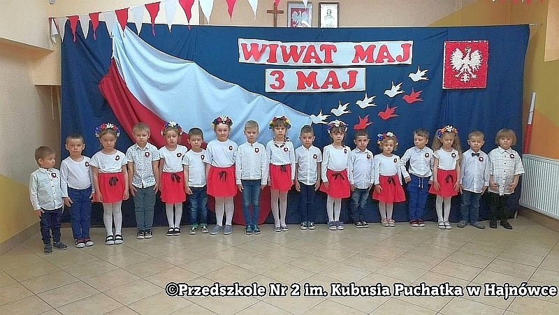 Dzieci z grupy III Puchatki ustawione na przemian chłopak - dziewczyna wspólnie recytują wiersze.
