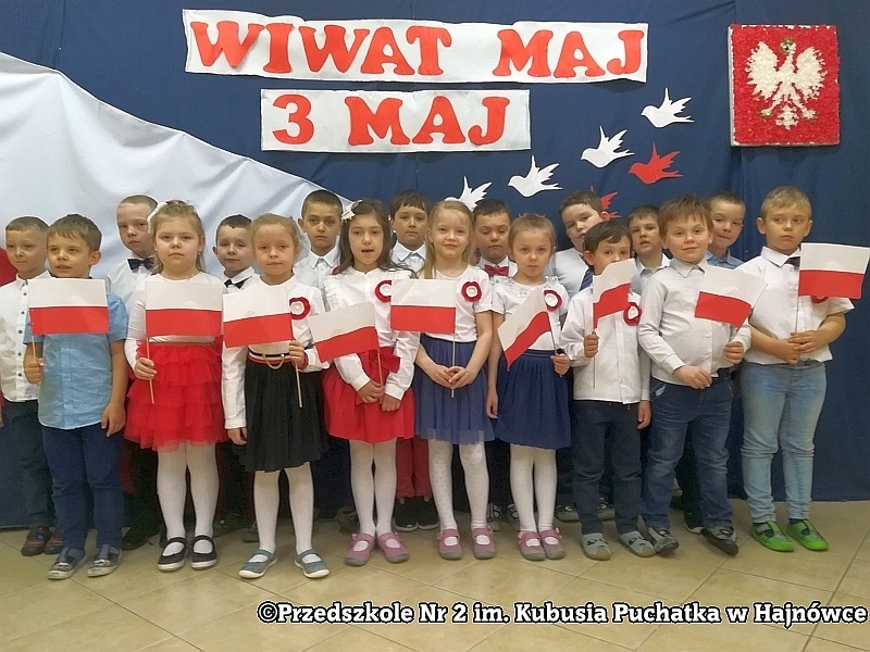 Zdjećie grupowe. Dzieci trzymają małe flagi.