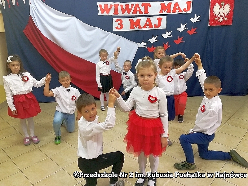 Dzieci z grupy I Tygryski dziewczynki z białymi wiankami na głowach tańczą w parach taniec.
