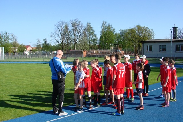 Grupa chłopców szykuje się do rzutu piłeczką palantową