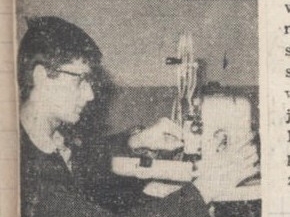 skan czarno-białego zdjęcia prasowego; po lewej widoczny młody chłopak, po prawej stoi projektor filmowy