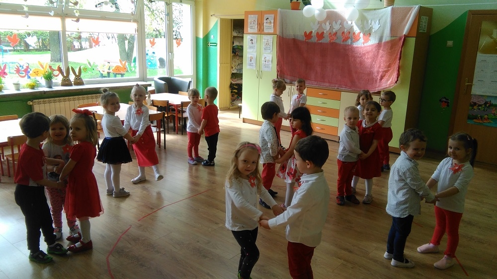Przedszkolaki celebrują majowe święta narodowe