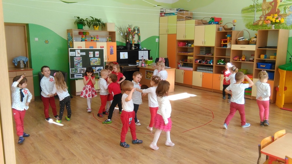 Przedszkolaki celebrują majowe święta narodowe