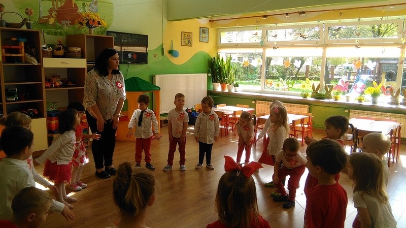 Przedszkolaki celebrują majowe święta narodowe