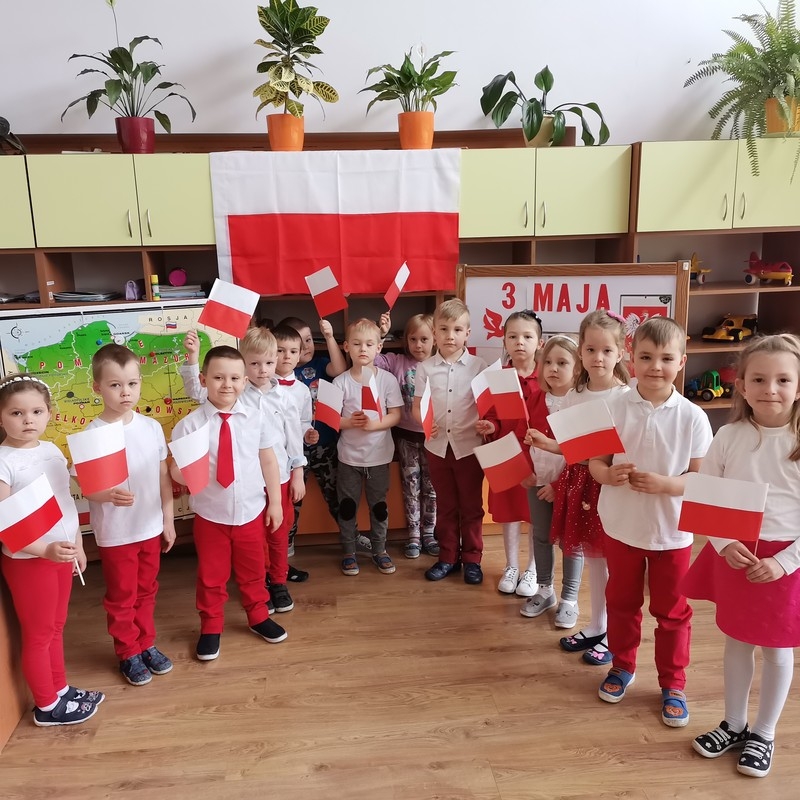 Przedszkolaki celebrują majowe święta narodowe