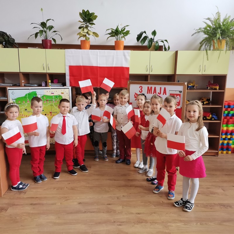 Przedszkolaki celebrują majowe święta narodowe