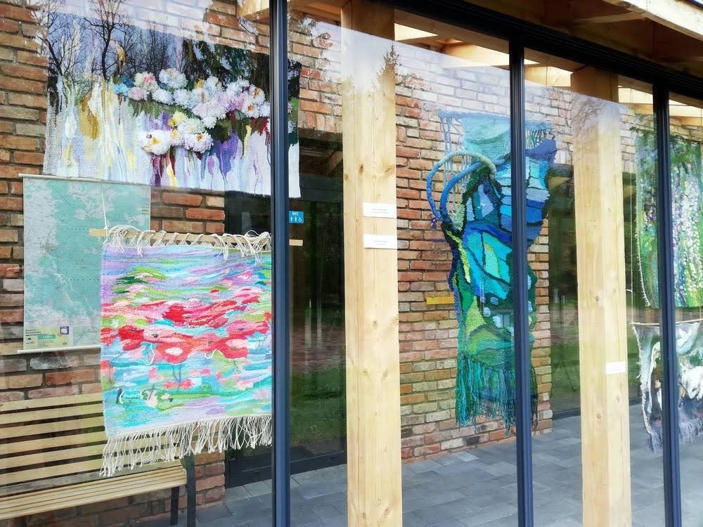 Gobeliny wiszące w witrynie Centrum Turystyki i Promocji