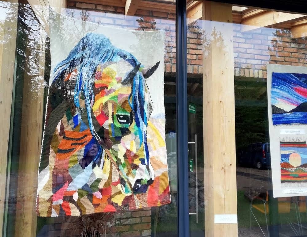 Gobeliny wiszące w witrynie Centrum Turystyki i Promocji