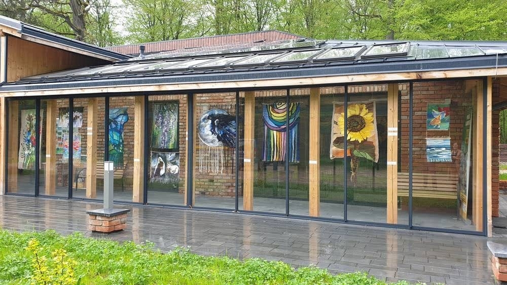 Gobeliny wiszące w witrynie Centrum Turystyki i Promocji