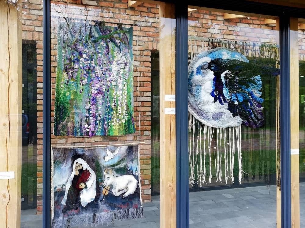 Gobeliny wiszące w witrynie Centrum Turystyki i Promocji