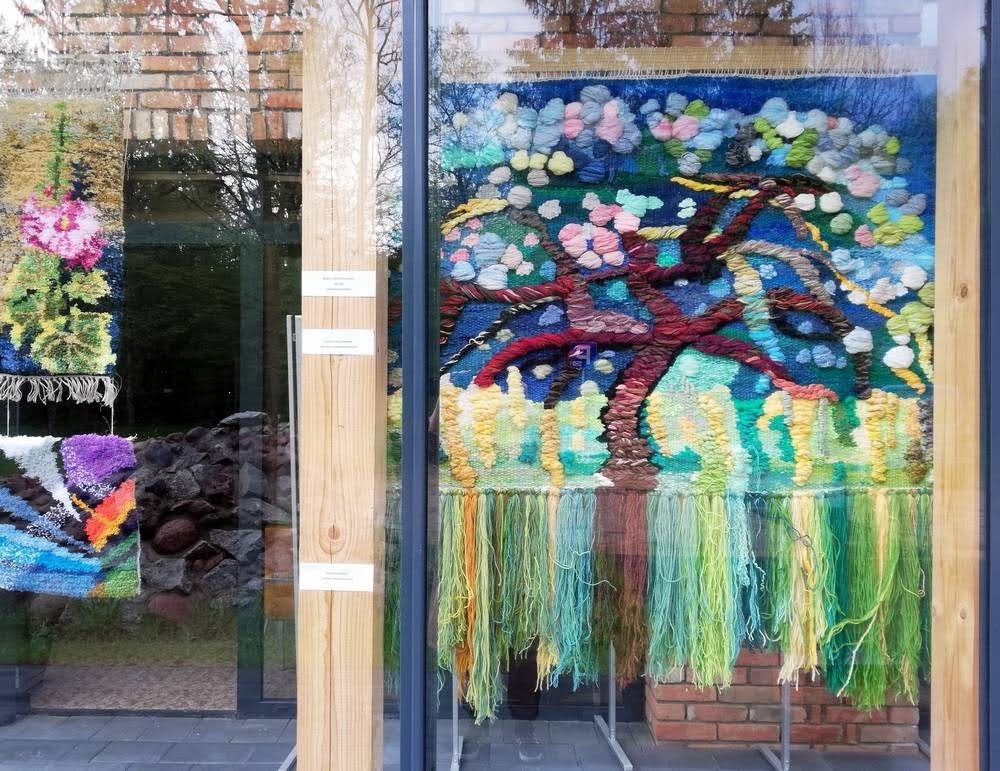 Gobeliny wiszące w witrynie Centrum Turystyki i Promocji