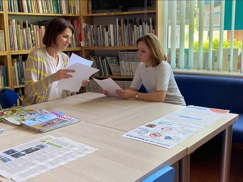 Jury konkursowe podczas czytania wierszy dostarczonych na konkurs