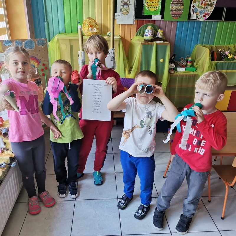 swoje prace prezentują dzieci z grupy badawczej MALI ODKRYWCY.