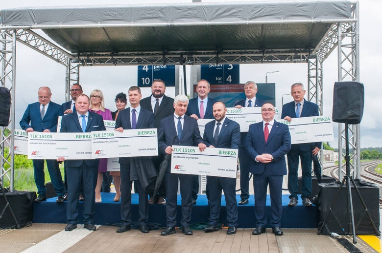 Zaproszeni goście trzymający w dłoniach symboliczne bilety.