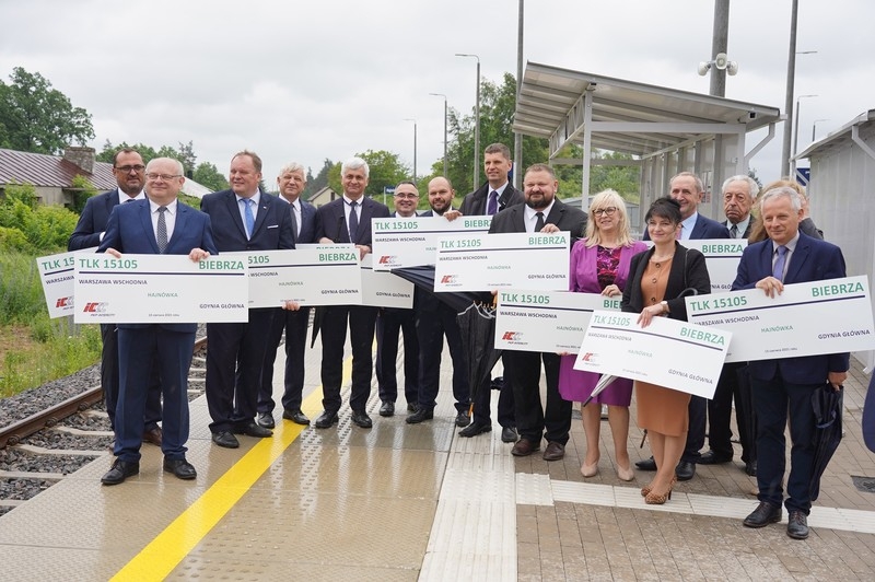 Zaproszeni goście trzymający w dłoniach symboliczne bilety.