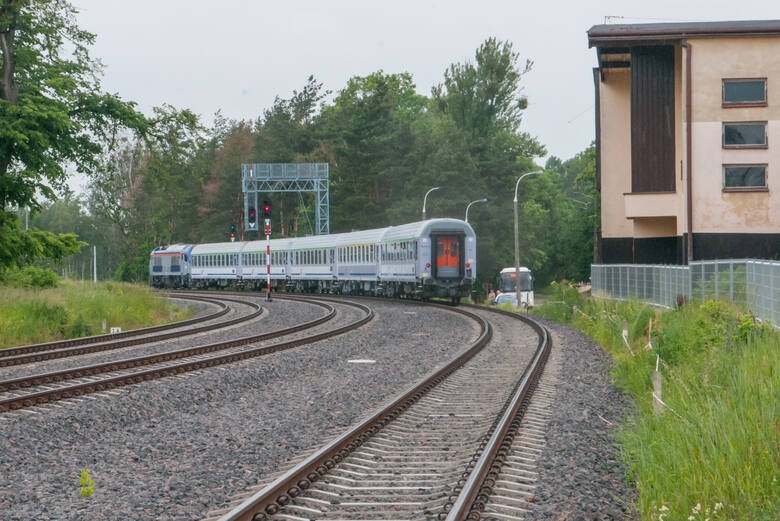 Pociąg odjeżdżający ze stacji.