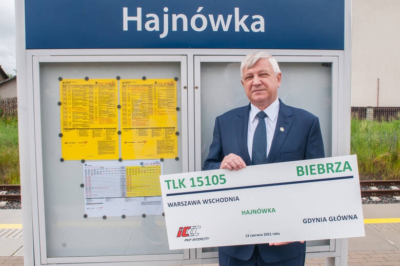 Burmistrz Miasta Hajnówka z pamiątkowym biletem.