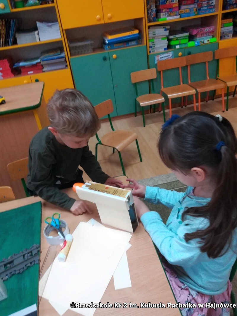 Dzieci w trakcie różnych zajęć związanych z projektem.