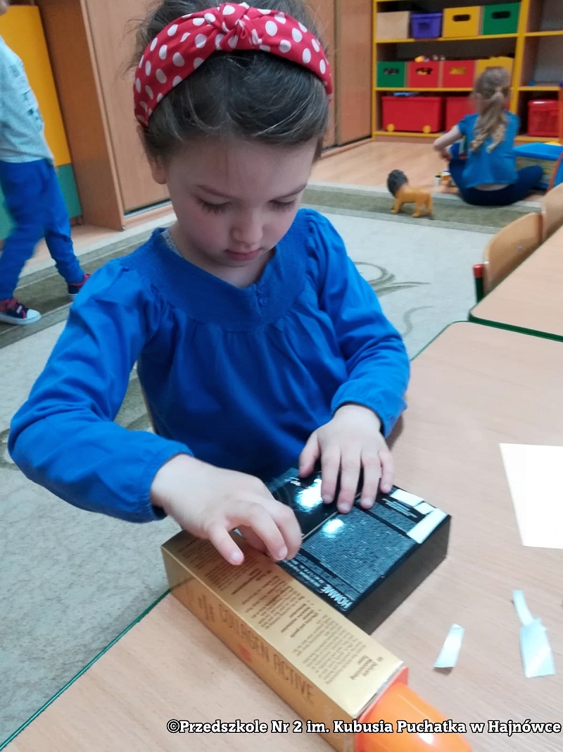 Dzieci w trakcie różnych zajęć związanych z projektem.