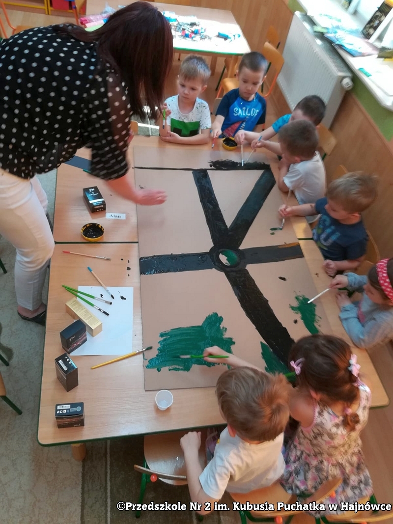 Dzieci w trakcie różnych zajęć związanych z projektem.