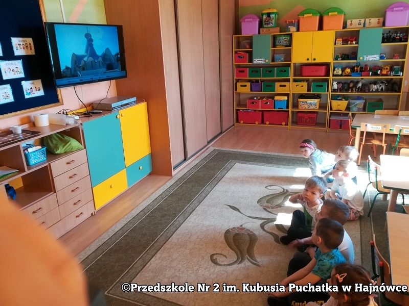Dzieci w trakcie różnych zajęć związanych z projektem.
