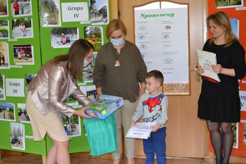 Wręczanie nagród uczestnikom konkursu przez panią Dyrektor Małgorzatę Saadoon i przedstawiciela jednego ze sponsorów panią Karpiuk.