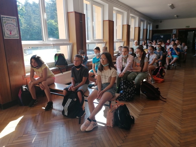 Młodzież zebrana na lekcji historii