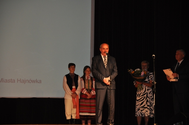 laureat wypowiada się do mikrofonu