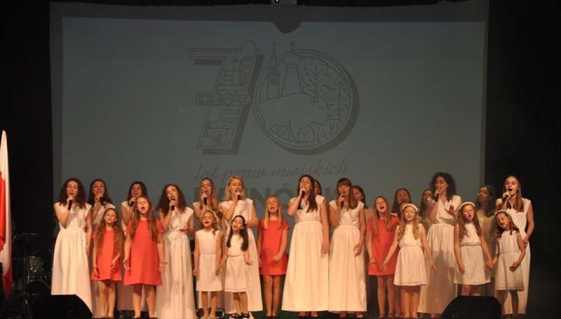 grupa wokalistek na scenie